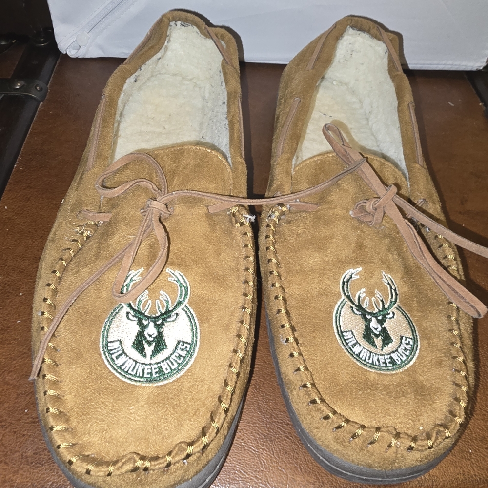Men's Bucks Tan Suede Slip-On Moccasin Loafers Embroidered Logo Size 9 - 10 guc